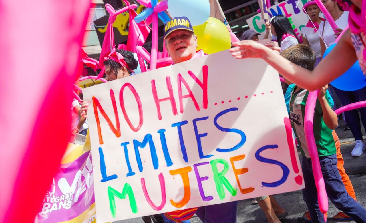 mujeres con adriana matiz