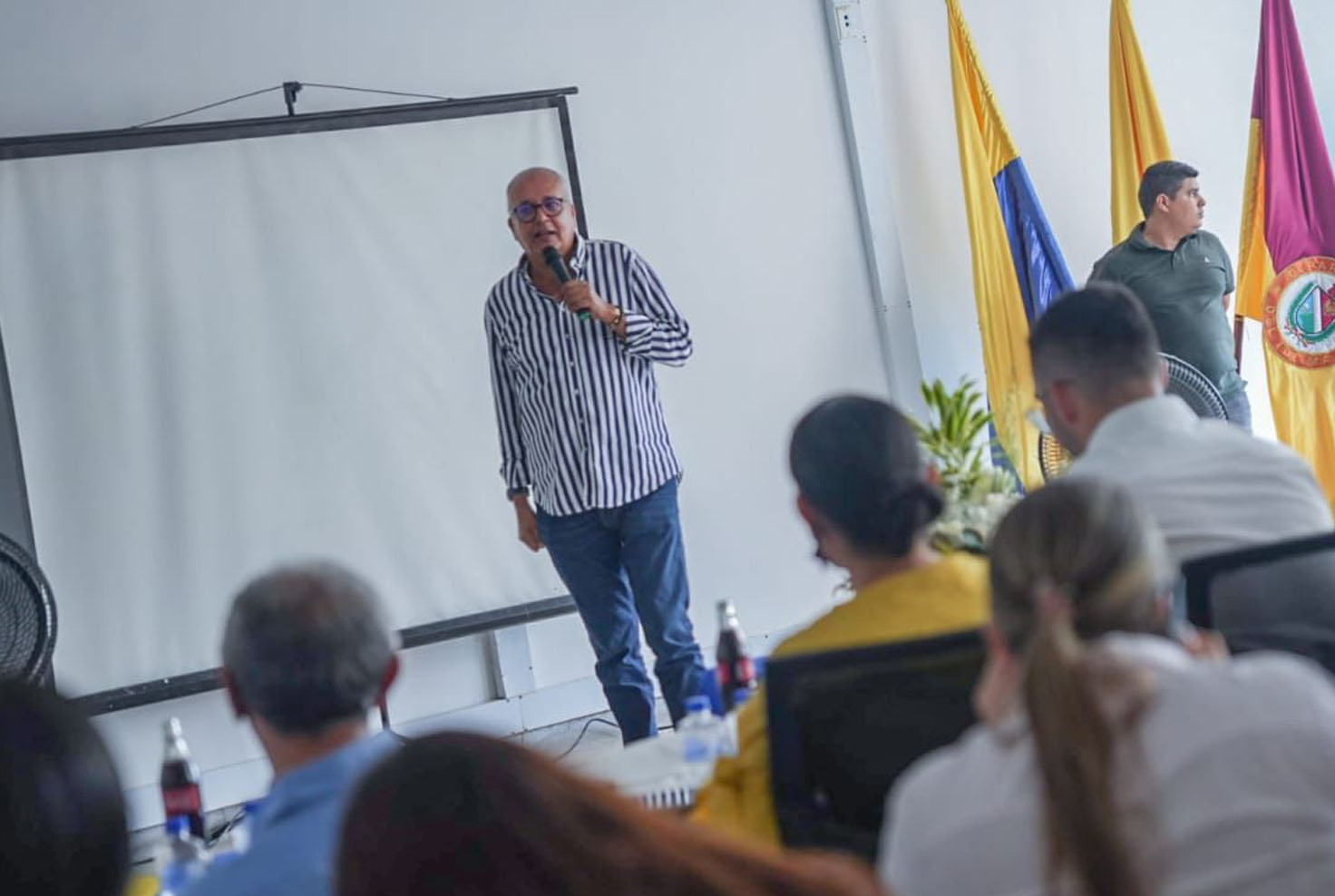 Decretar un día cívico por su cumpleaños y por la conmemoración de un movimiento es un acto irresponsable y poco democrático: Óscar Barreto.